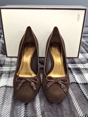 Vintage Coach Brown Suede Bow Pumps with Gold Insole